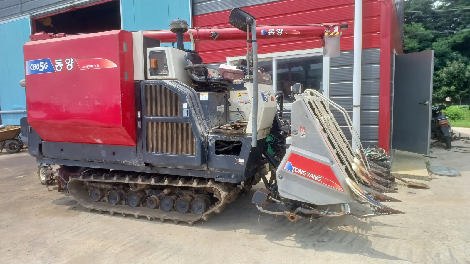 Tong Yang combine harvester
